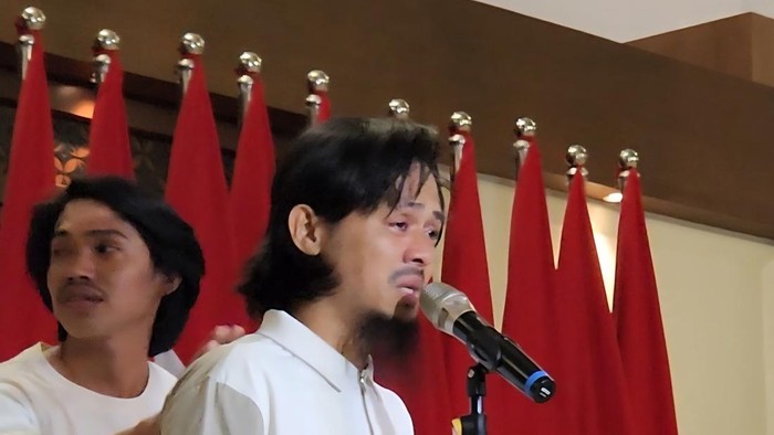 Ashari Samadikun menangis karena ada anak buahnya yang tidak selamat.