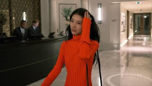 Suzy belum lama ini menghadiri event brand Celine di Paris. Selain bekerja, dia juga menikmati waktu bersantai di sana. (Foto: dok. Instagram @skuukzky)