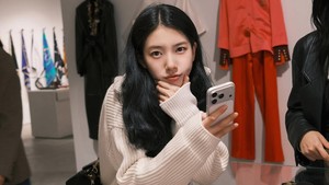 Unggahan terbarunya di Instagram membuktikan Suzy punya pesona cantik yang gak pernah luntur. (Foto: dok. Instagram @skuukzky)