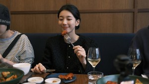 Potret Suzy selama di Paris mencuri perhatian para penggemar yang memuji paras menawannya. (Foto: dok. Instagram @skuukzky)