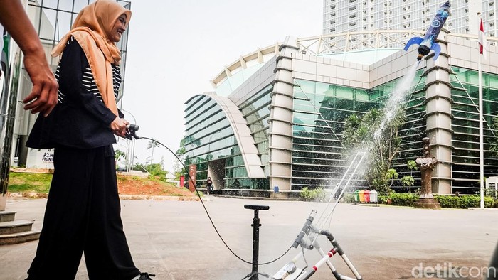 Pekan Astronomi Jakarta menawarkan pengalaman eksperimen roket air di Plaza Teater Kecil Taman Ismail Marzuki, Cikini, Jakarta Pusat, Selasa (6/10/2026).