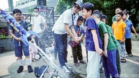 Laju dan jangkauan roket air tersebut sangat dipengaruhi oleh jumlah air, tekanan udara, desain roket, serta sudut peluncuran.