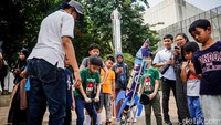 Sejumlah pengunjung tampak antusias mengantre untuk menunggu giliran melakukan eksperimen peluncuran roket air tersebut.