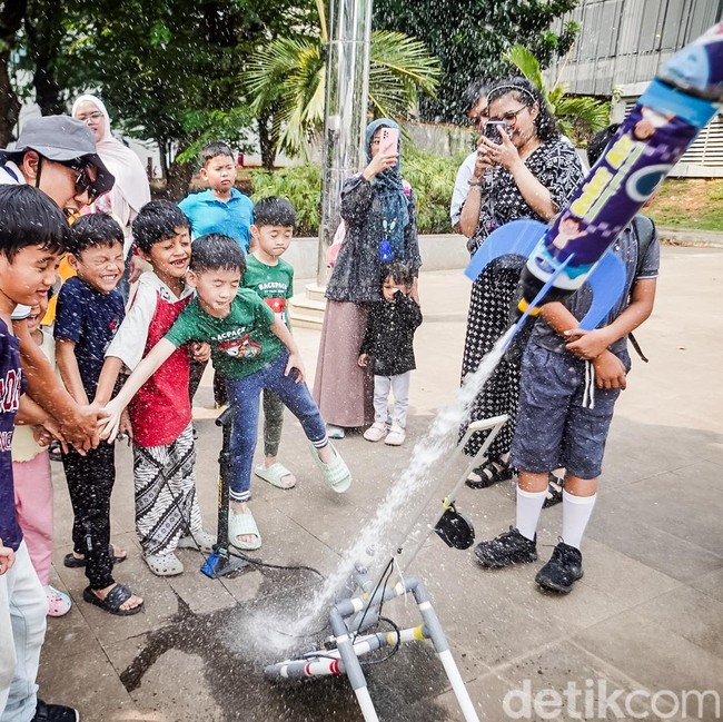 Belajar Fisika Lewat Eksperimen Roket Air