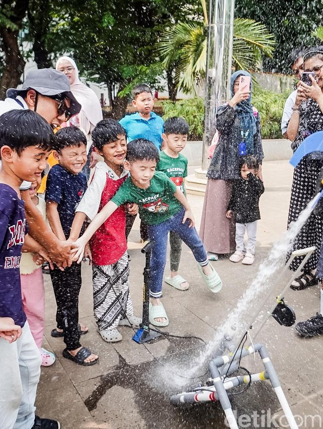 Belajar Fisika Lewat Eksperimen Roket Air