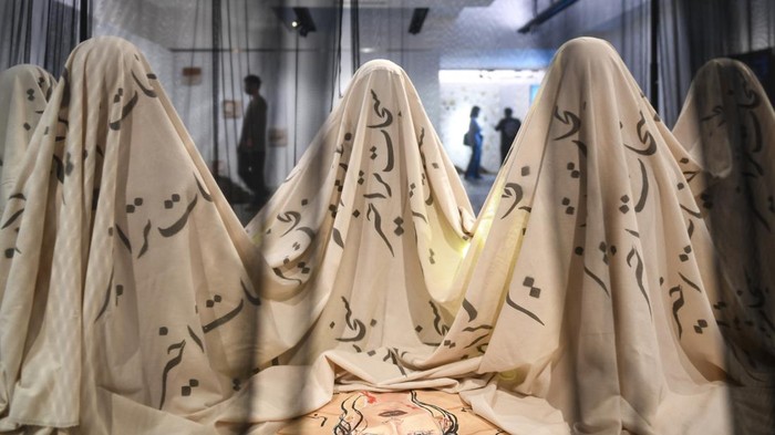 Pengunjung menyaksikan pameran Jakarta Biennale 2026 di Taman Ismail Marzuki, Jakarta, Selasa (6/10/2026). Pameran seni rupa kontemporer internasional yang berlangsung dari 4 Oktober hingga 28 November 2026 tersebut menampilkan karya dari 20 seniman dengan tema Kebal. ANTARA FOTO/Muhammad Adimaja