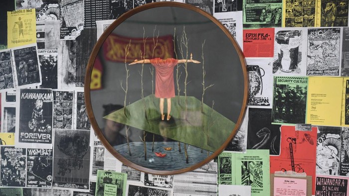 Pengunjung menyaksikan pameran Jakarta Biennale 2026 di Taman Ismail Marzuki, Jakarta, Selasa (6/10/2026). Pameran seni rupa kontemporer internasional yang berlangsung dari 4 Oktober hingga 28 November 2026 tersebut menampilkan karya dari 20 seniman dengan tema Kebal. ANTARA FOTO/Muhammad Adimaja
