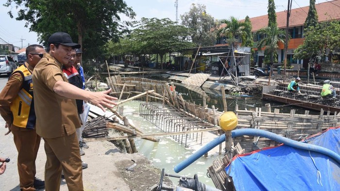 Bupati Sidoarjo Subandi melakukan inspeksi mendadak (sidak) ke lokasi proyek