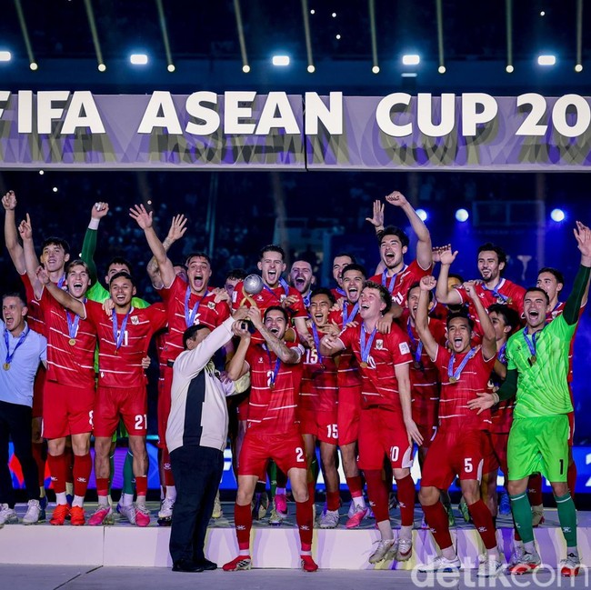 Dari Lapangan untuk Suporter, Timnas Indonesia Angkat Trofi Juara