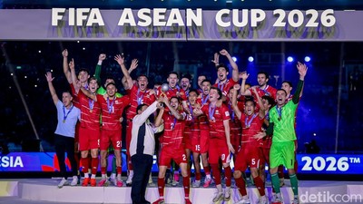 Dari Lapangan untuk Suporter, Timnas Indonesia Angkat Trofi Juara
