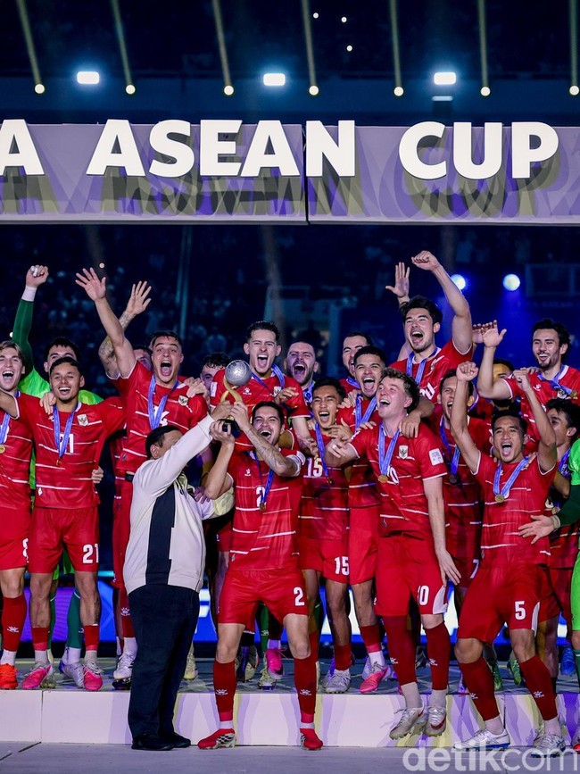 Dari Lapangan untuk Suporter, Timnas Indonesia Angkat Trofi Juara