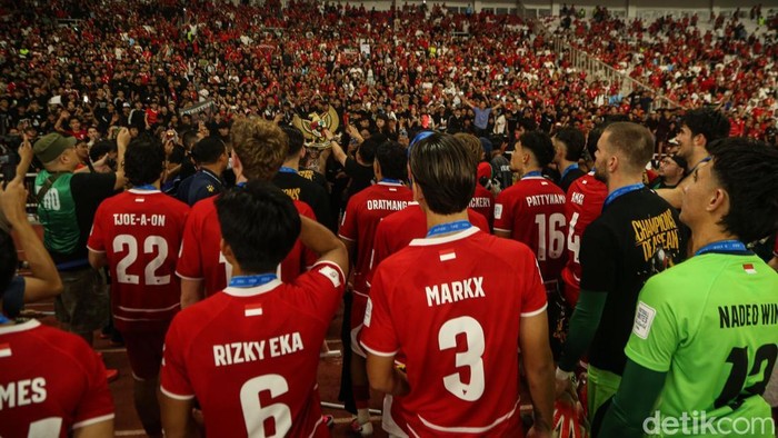 Dari Lapangan untuk Suporter, Timnas Indonesia Angkat Trofi Juara