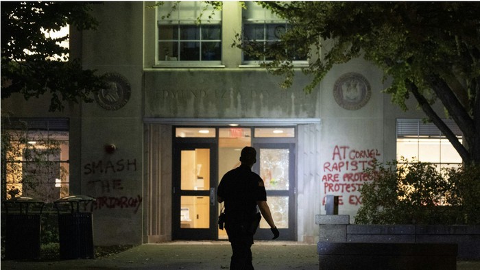 Day Hall alias rektorat Cornell University jadi sasaran vandalismeimbas dugaan pemerkosaan geng Chi Phi tahun 2024.