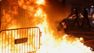 Demo Krisis Perumahan di Barcelona Ricuh, Barikade Terbakar