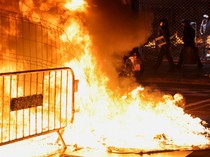Demo Krisis Perumahan di Barcelona Ricuh, Barikade Terbakar