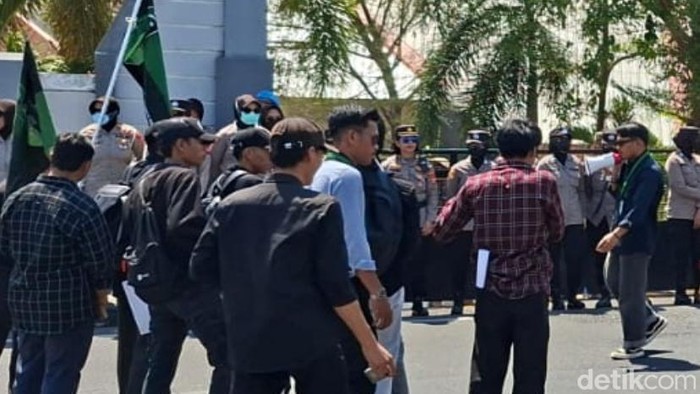 Demo mahasiswa soal perda retail di DPRD Parepare.