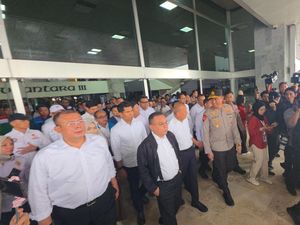 Kapolri dan Pimpinan DPR Dasco Temui Massa Aksi di Depan DPR