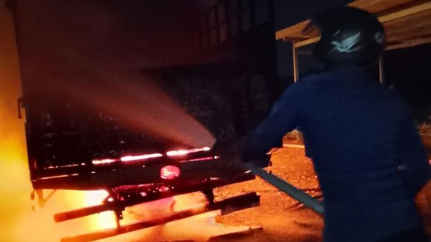 Dua truk terbakar di Kelurahan Genuksari, Kecamatan Genuk, Kota Semarang, Senin (5/10/2026) malam.