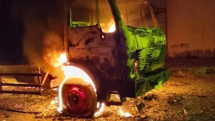 Dua truk terbakar di Kelurahan Genuksari, Kecamatan Genuk, Kota Semarang, Senin (5/10/2026) malam.