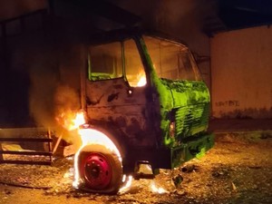 2 Truk Hangus Terbakar Dalam Gudang di Genuk Semarang