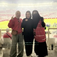 Gaya Syari Umi Pipik Pakai Jersey Egy Maulana, Nonton RI Menang ASEAN Cup