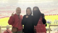 Gaya Syari Umi Pipik Pakai Jersey Egy Maulana, Nonton RI Menang ASEAN Cup