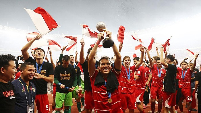 JAKARTA, INDONESIA - OCTOBER 05: Egy Vikri of Indonesia celebrates with the FIFA ASEAN CUP trophy after the teams victory in the FIFA ASEAN CUP final between Indonesia and Thailand at Gelora Bung Karno Stadium on October 05, 2026 in Jakarta, Indones
