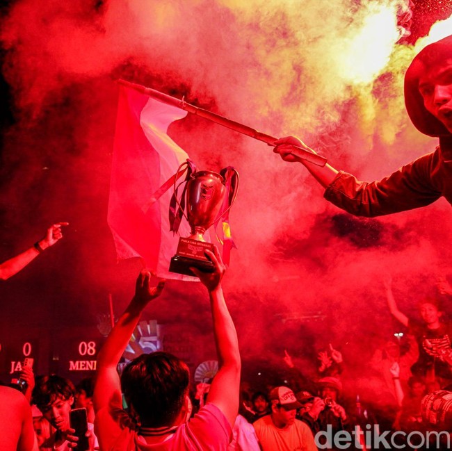 Dari Flare hingga Pawai, Euforia Timnas Juara di Bundaran HI