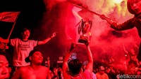 Dari Flare hingga Pawai, Euforia Timnas Juara di Bundaran HI
