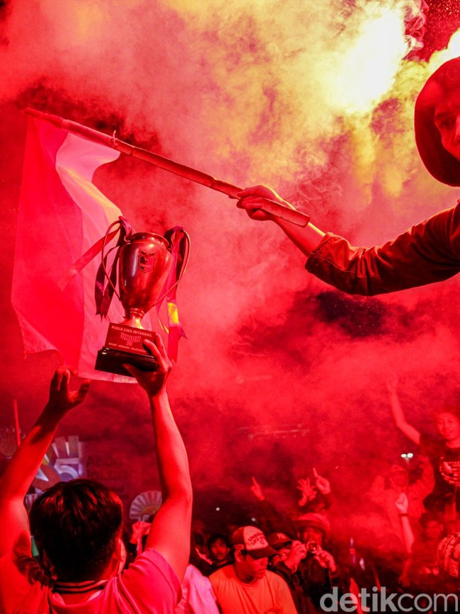 Dari Flare hingga Pawai, Euforia Timnas Juara di Bundaran HI