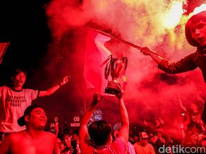 Dari Flare hingga Pawai, Euforia Timnas Juara di Bundaran HI