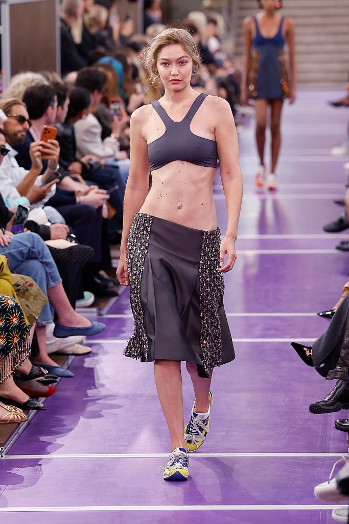 Gigi Hadid di Fashion Show Miu Miu Gigi Hadid berjalan di atas *runway* dalam peragaan busana wanita Miu Miu koleksi Musim Semi/Musim Panas 2027 sebagai bagian dari Paris Fashion Week pada 4 Oktober 2026 di Paris, Prancis.