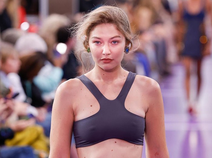 Gigi Hadid berjalan di atas *runway* dalam peragaan busana wanita Miu Miu koleksi Musim Semi/Musim Panas 2027 sebagai bagian dari Paris Fashion Week pada 4 Oktober 2026 di Paris, Prancis.
