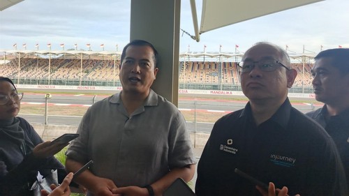Gubernur NTB, Lalu Muhamad Iqbal, dan Chairman MotoGP Mandalika 2026, Troy Reza Warokka, seusai menemui ratusan volunteer di ruangan VIP Deluxe Premiere Sirkuit Mandalika, Selasa (6/10/2026). (Edi Suryansyah/detikBali)