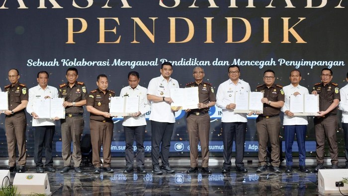 Gubsu Bobby Nasution dan Kajati Sumut Muhibuddin tanda tangan MoU (Foto: Dok. Diskominfo Sumut)