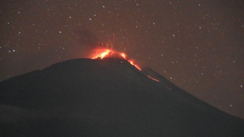Gunung Ile Lewotolok di Kabupaten Lembata, Nusa Tenggara Timur (NTT) meletus dua belas jam terakhir hingga Senin malam (5/9/2026). (Dok  PVMBG)