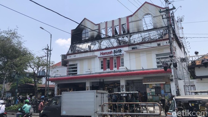 Hamzah Batik Malioboro Jogja buka kembali usai kebakaran, Selasa (6/10/2026).