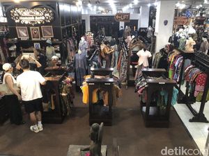 Suasana Hamzah Batik Kembali Buka Usai Kebakaran