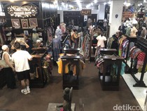 Suasana Hamzah Batik Kembali Buka Usai Kebakaran