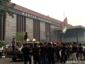 HMI Geruduk Kantor Gubernur Sumsel, Desak Atasi Kabut Asap