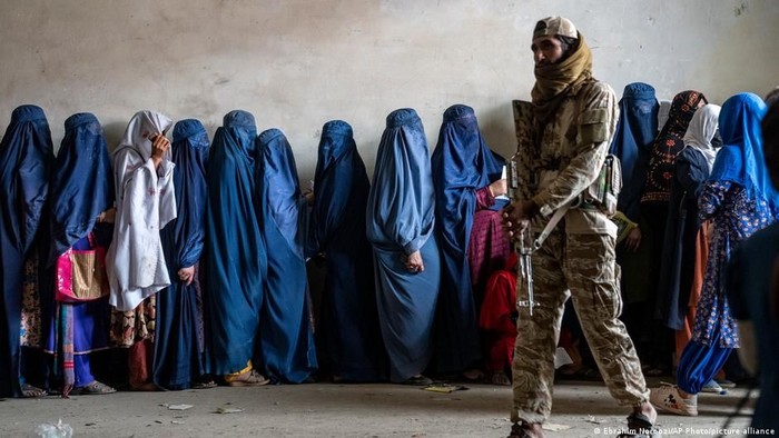 Sejak mengambil alih kekuasaan, Taliban telah secara signifikan membatasi sejumlah hak perempuan dan anak perempuan (Ebrahim Noroozi/AP Photo/picture alliance)