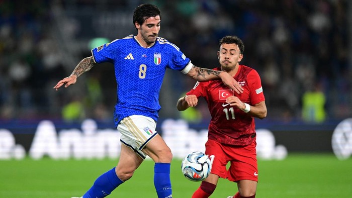 Soccer Football - Nations League - Group A1 - Italy v Turkey - Stadio Renato DallAra, Bologna, Italy - October 5, 2026 Italys Sandro Tonali in action with Turkeys Ilhan Fakili REUTERS/Daniele Mascolo