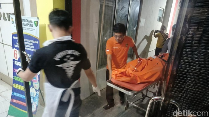 Jenazah pembunuh satu keluarga di Lampung saat dibawa ke RS Bhayangkara