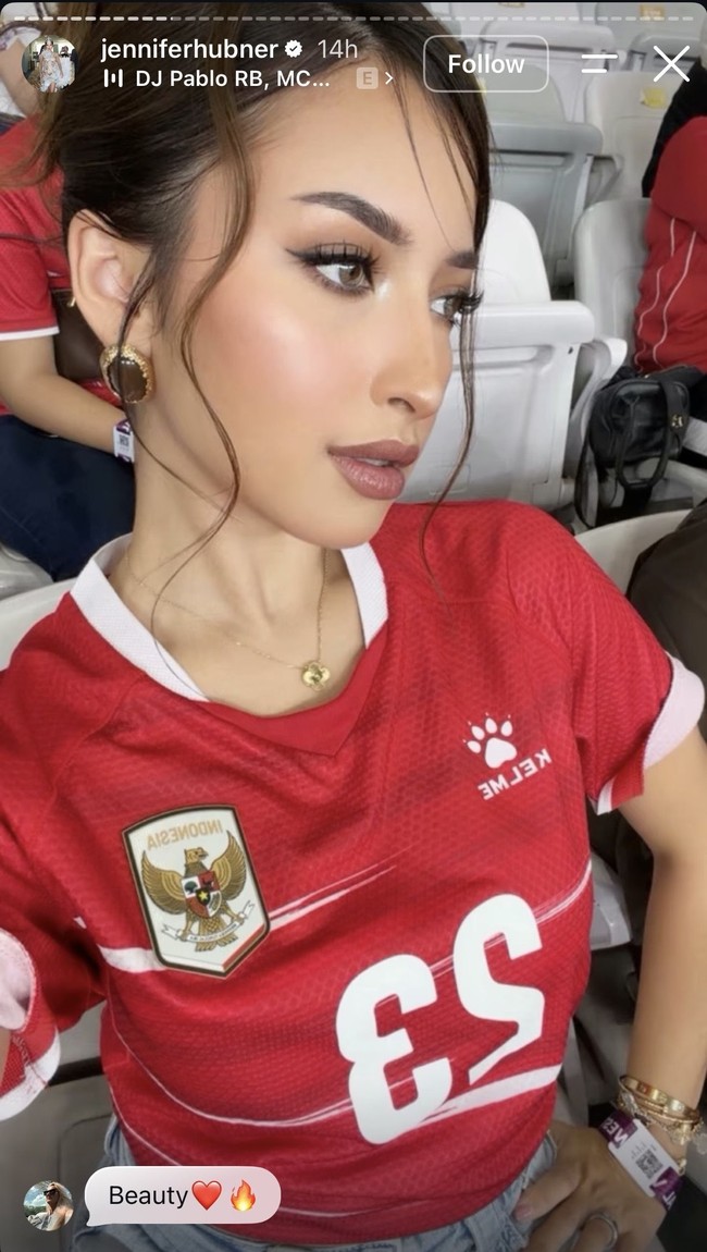 Melalui akun Instagram pribadinya, Jennifer membagikan momen dirinya saat berada di Stadion Utama Gelora Bung Karno. Tampil memukau seperti biasa, sosok Jennifer Coppen pun tak kalah curi perhatian. Foto: Instagram/@jenniferhubner