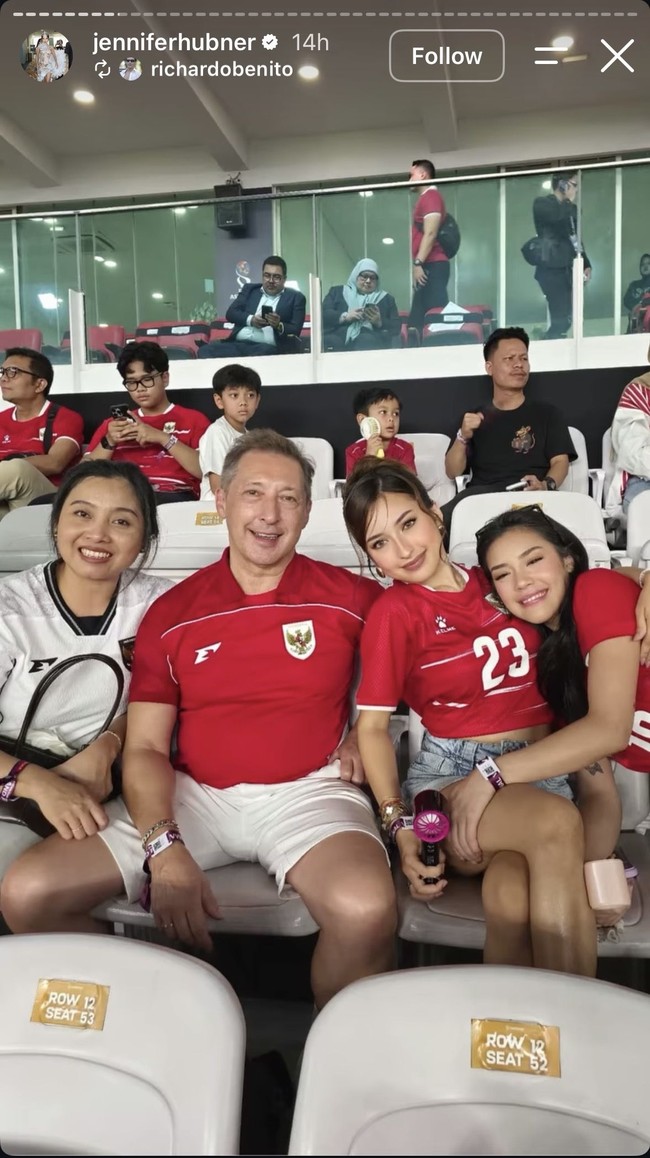 Jennifer tampak menonton bersama sahabatnya, Baila Fauri. Keduanya kompak mengenakan jersey timnas Indonesia berwarna merah. Ayah dan ibu sambung Jennifer juga terlihat ikut hadir. Foto: Instagram/@jenniferhubner