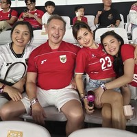 Jennifer tampak menonton bersama sahabatnya, Baila Fauri. Keduanya kompak mengenakan jersey timnas Indonesia berwarna merah. Ayah dan ibu sambung Jennifer juga terlihat ikut hadir. Foto: Instagram/@jenniferhubner