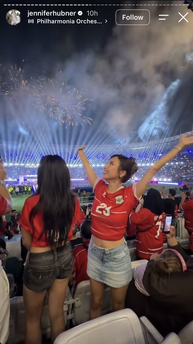 Ibu satu orang anak itu tampak memadukan jersey merah dengan rok pendek jeans berwarna biru muda. Ia memilih jersey dengan angka 23, sesuai dengan nomor punggung sang suami, Justin Hubner. Foto: Instagram/@jenniferhubner