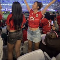 Ibu satu orang anak itu tampak memadukan jersey merah dengan rok pendek jeans berwarna biru muda. Ia memilih jersey dengan angka 23, sesuai dengan nomor punggung sang suami, Justin Hubner. Foto: Instagram/@jenniferhubner
