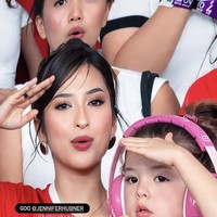 Totalitas, Jennifer memilih tampil baddie dengan riasan glam look. Sementara rambutnya ditata updo. Foto: Instagram/@jenniferhubner