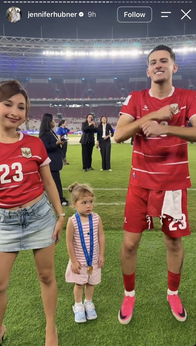 Putrinya, Kamari, juga terlihat hadir menemani. Kamari tampil menggemaskkan dengan busana bernuansa pink tanpa lengan. Kamari bersama kedua orangtuanya bahkan sempat berjoget bersama usai timnas Indonesia berhasil menang mengalahkan Thailand. Foto: Instagram/@jenniferhubner